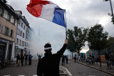 Seit Wochen gehen die Menschen in Frankreich für bessere Bildung und gegen die hohen Lebenshaltungskosten auf die Straße.