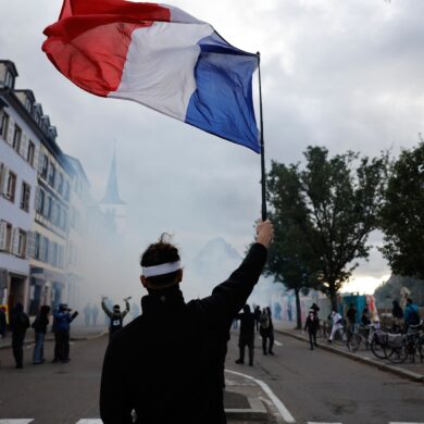 Seit Wochen gehen die Menschen in Frankreich für bessere Bildung und gegen die hohen Lebenshaltungskosten auf die Straße.