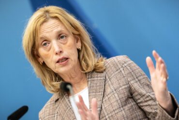 Prien ruft junge Menschen zu Protesten ohne Gewalt auf. (Archivbild)