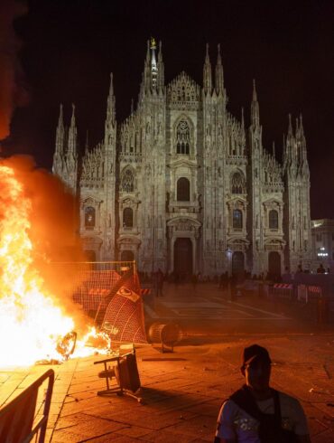 Vor dem Mailänder Dom brannte am Samstagabend ein Feuer.