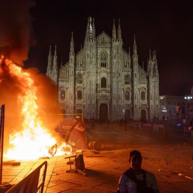 Vor dem Mailänder Dom brannte am Samstagabend ein Feuer.