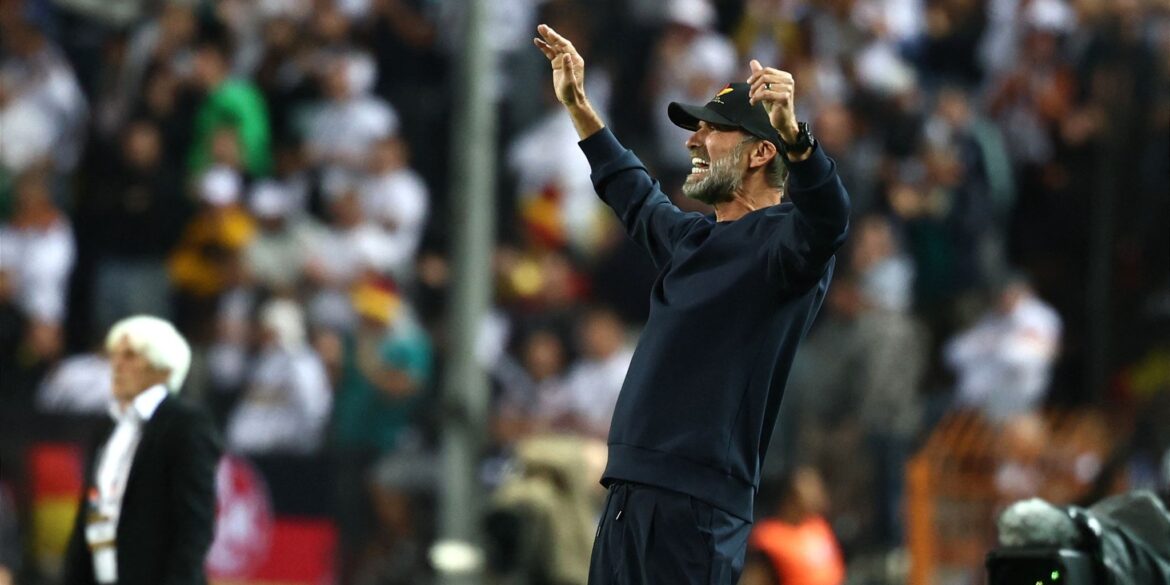 Jürgen Klopp in Aktion am Spielfeldrand.