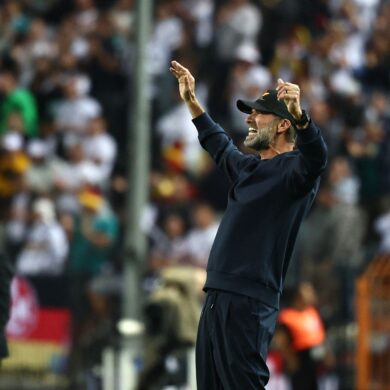 Jürgen Klopp in Aktion am Spielfeldrand.