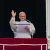Fünf Tage nach seiner Krebs-Operation hat Papst Leo XIV. bei seinem ersten öffentlichen Auftritt das Angelus-Gebet am Petersplatz im Vatikan gelesen.