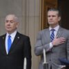US-Verteidigungsminister Pete Hegseth (r) mit Israels Ministerpräsidenten Benjamin Netanjahu bei einem früheren Treffen. (Archivbild)
