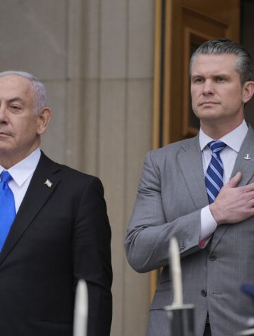 US-Verteidigungsminister Pete Hegseth (r) mit Israels Ministerpräsidenten Benjamin Netanjahu bei einem früheren Treffen. (Archivbild)
