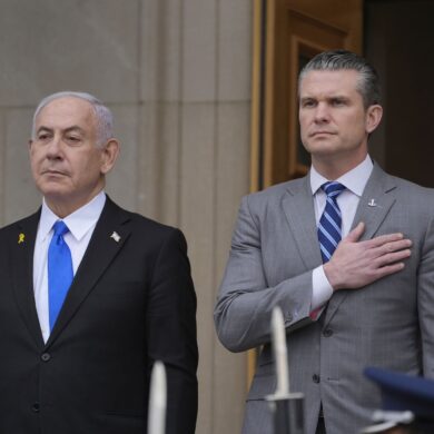 US-Verteidigungsminister Pete Hegseth (r) mit Israels Ministerpräsidenten Benjamin Netanjahu bei einem früheren Treffen. (Archivbild)