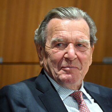 Die SPD Oberpfalz will, dass Altkanzler Schröder aus der Partei ausgeschlossen wird. (Archivbild)