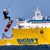 Große Sprünge in der Ostsee - ein Kitesurfer vor Warnemünde.