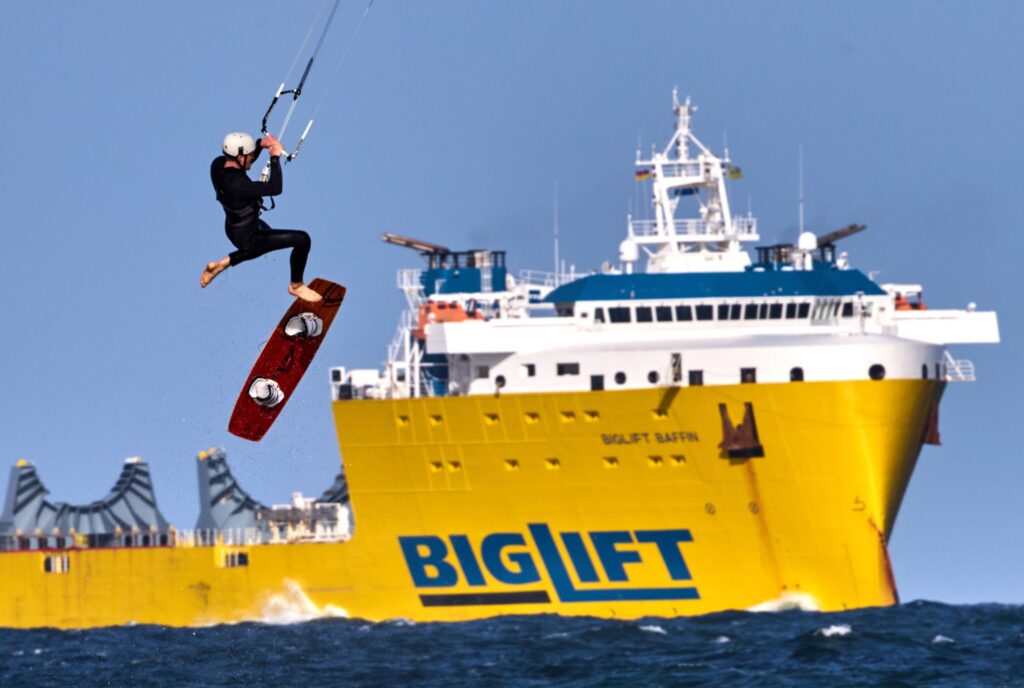 Große Sprünge in der Ostsee - ein Kitesurfer vor Warnemünde.