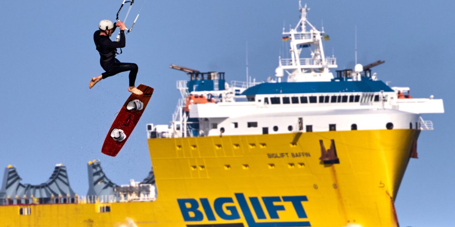Große Sprünge in der Ostsee - ein Kitesurfer vor Warnemünde.