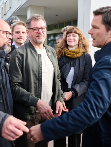 Vertreterinnen und Vertreter der Berliner Parteispitzen von Linken, Grünen und SPD haben sich erneut im Haus der Statistik in Berlin getroffen.