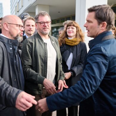 Vertreterinnen und Vertreter der Berliner Parteispitzen von Linken, Grünen und SPD haben sich erneut im Haus der Statistik in Berlin getroffen.