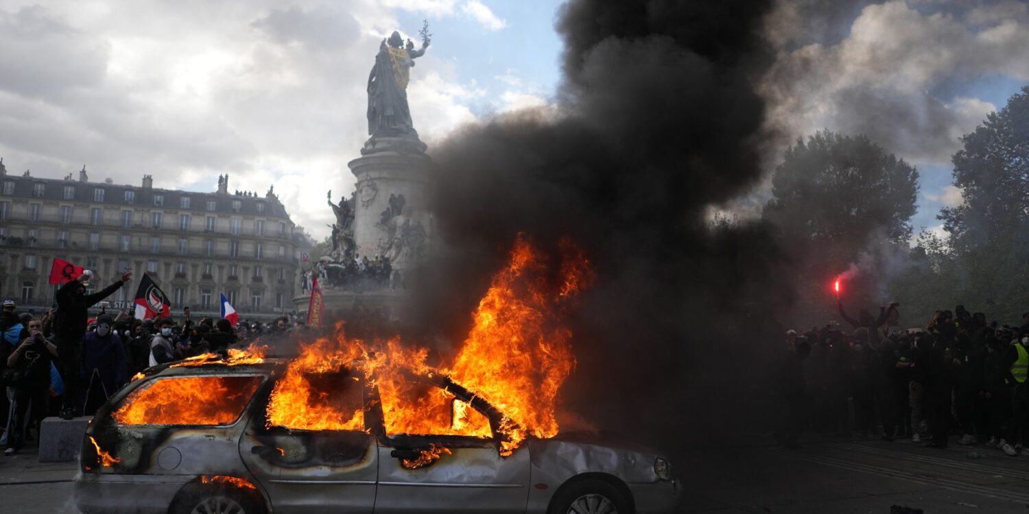 Brennendes Auto am landesweiten Protesttag auf der Place de la République in Paris.