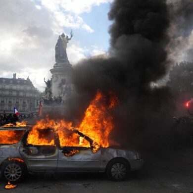 Brennendes Auto am landesweiten Protesttag auf der Place de la République in Paris.
