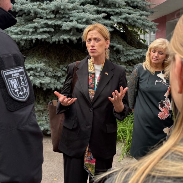 Familienministerin Karin Prien (CDU), hier am Dienstag in Kiew, pocht auf mehr gesellschaftliches Engagement - auch per Gesetz.