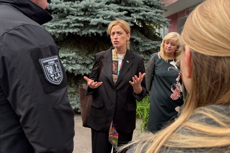 Familienministerin Karin Prien (CDU), hier am Dienstag in Kiew, pocht auf mehr gesellschaftliches Engagement - auch per Gesetz.