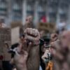 Bei einer Demonstration in Lissabon für bezahlbaren Wohnraum halten Menschen Schlüssel in den Händen.