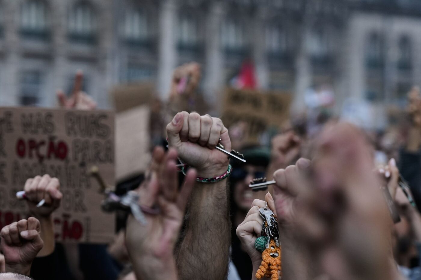 Bei einer Demonstration in Lissabon für bezahlbaren Wohnraum halten Menschen Schlüssel in den Händen.
