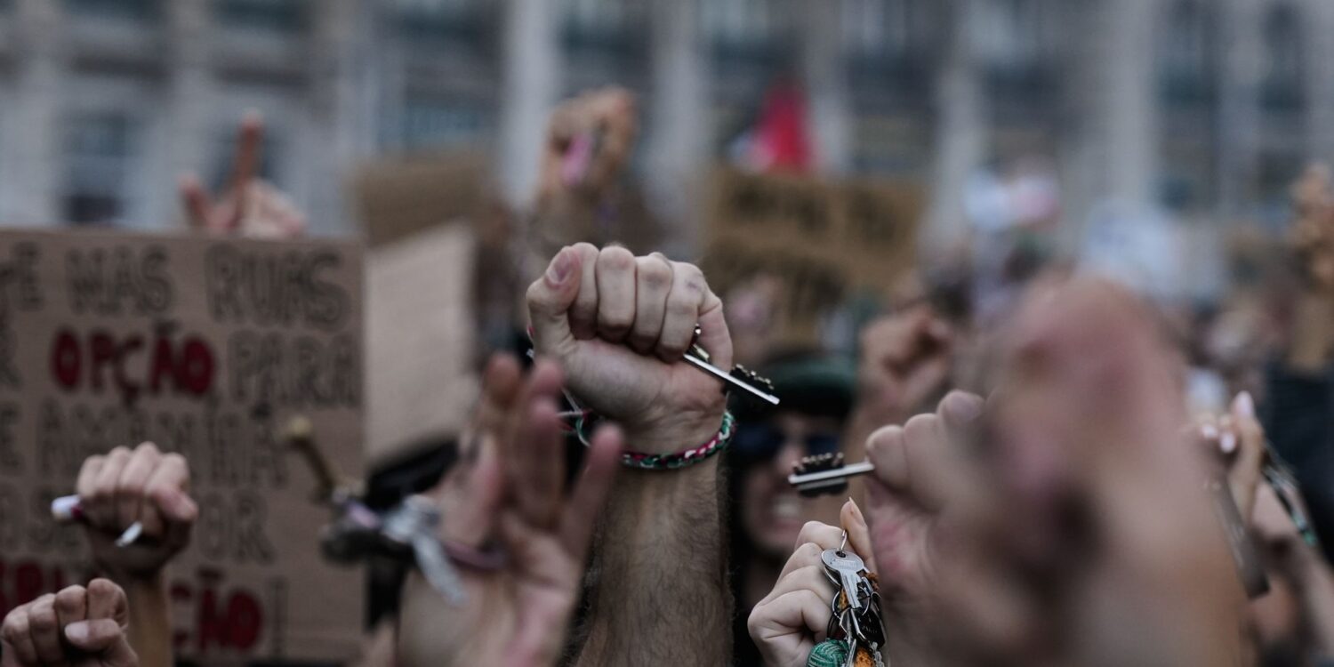 Bei einer Demonstration in Lissabon für bezahlbaren Wohnraum halten Menschen Schlüssel in den Händen.