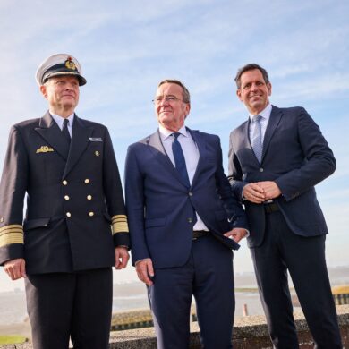Der Inspekteur der Marine, Vizeadmiral Wilhelm Tobias Abry, Bundesverteidigungsminister Boris Pistorius und Niedersachsens Ministerpräsident Olaf Lies (beide SPD, l-r) stellten die Pläne für den neuen Marinehafen in Emden vor.