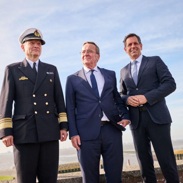 Der Inspekteur der Marine, Vizeadmiral Wilhelm Tobias Abry, Bundesverteidigungsminister Boris Pistorius und Niedersachsens Ministerpräsident Olaf Lies (beide SPD, l-r) stellten die Pläne für den neuen Marinehafen in Emden vor.
