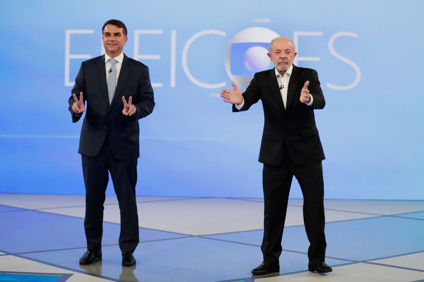 Präsident Luiz Inácio Lula da Silva (r) und Senator Flávio Bolsonaro bei einer Präsidentschaftsdebatte .