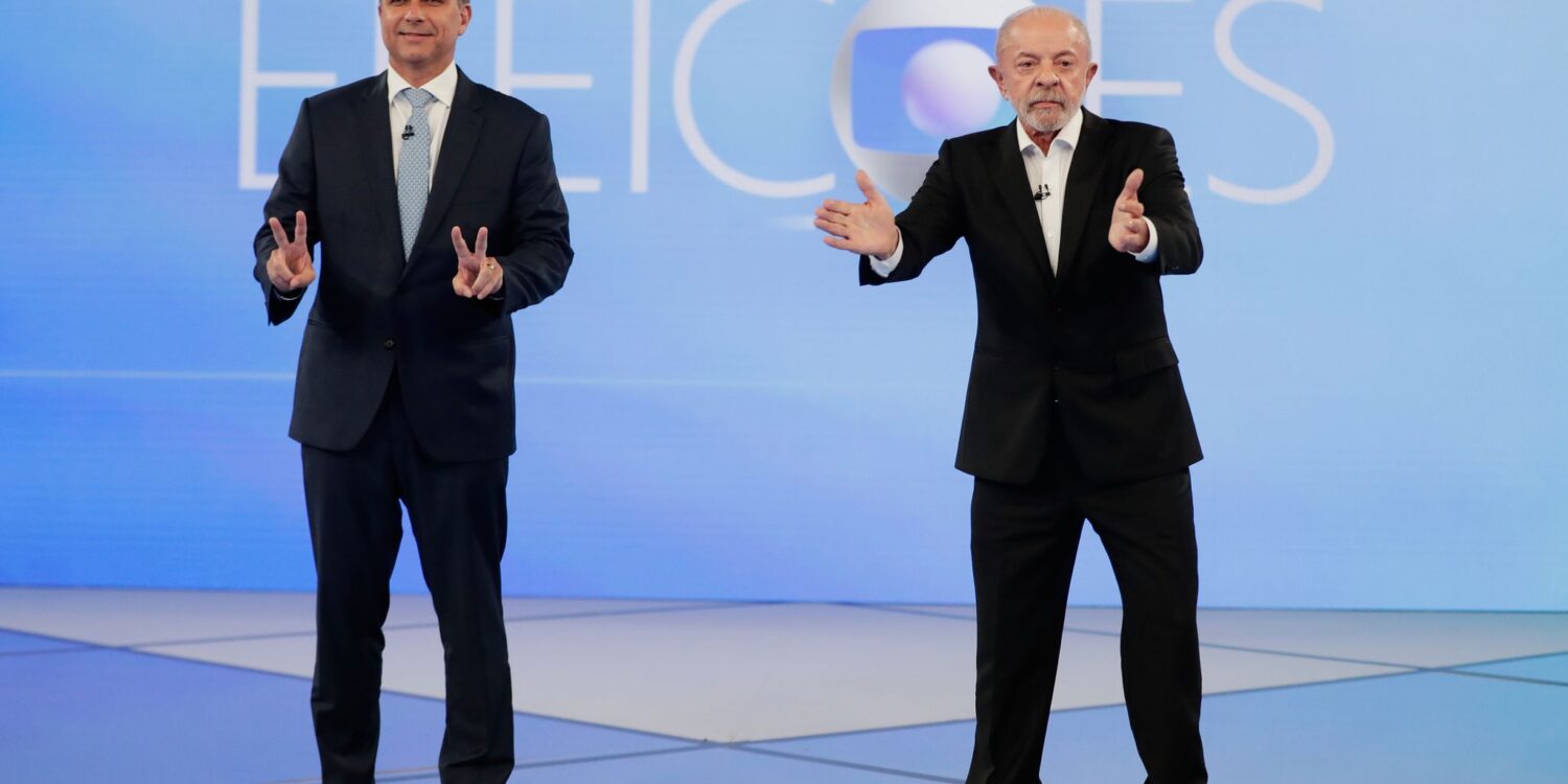 Präsident Luiz Inácio Lula da Silva (r) und Senator Flávio Bolsonaro bei einer Präsidentschaftsdebatte .
