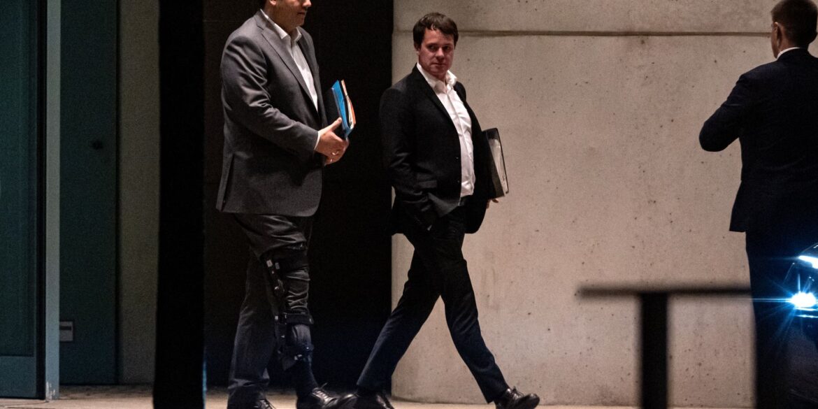 SPD-Chef Klingbeil verließ das Kanzleramt um 22.09 Uhr.