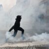Ein Demonstrant wirft in Rennes eine Tränengasgranate in Richtung der Polizei.