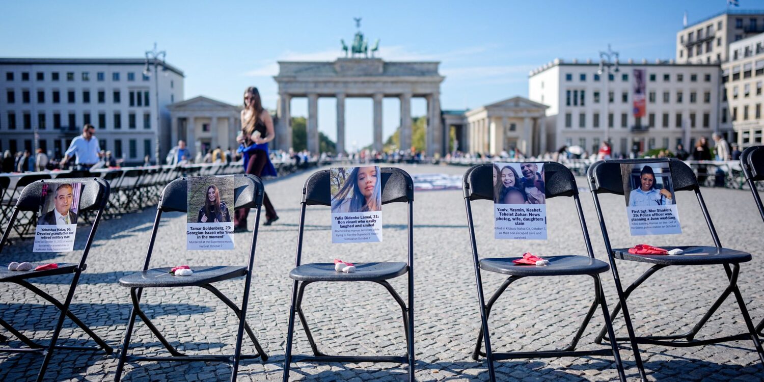 Leere Stühle mit Fotos erinnern am Brandenburger Tor an die Opfer des Hamas-Angriffs