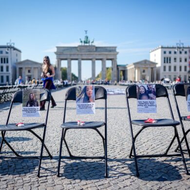 Leere Stühle mit Fotos erinnern am Brandenburger Tor an die Opfer des Hamas-Angriffs