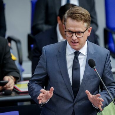 Gesundheitsminister Carsten Linnemann (CDU) sieht die Regierung beim Ziel stabiler Beiträge auf Kurs. (Archivbild)