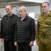 Der israelische Ministerpräsident Benjamin Netanjahu (M) besucht den Luftwaffenstützpunkt Palmachim in Begleitung des israelischen Verteidigungsministers Israel Katz (l) und des Generalstabschefs der IDF, Generalleutnant Ejal Zamir. (Archivbild)