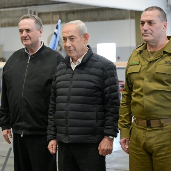 Der israelische Ministerpräsident Benjamin Netanjahu (M) besucht den Luftwaffenstützpunkt Palmachim in Begleitung des israelischen Verteidigungsministers Israel Katz (l) und des Generalstabschefs der IDF, Generalleutnant Ejal Zamir. (Archivbild)