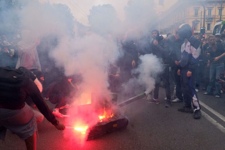 Bei den Protesten gab es auch Krawalle. Hier wurde eine Panzer-Attrappe in Brand gesetzt.