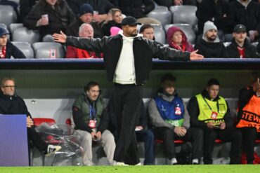 Gegen Arsenal stand Vincent Kompany nach «einem saftigen Virus» schon wieder am Spielfeldrand. Zu Früh? (Archivbild)