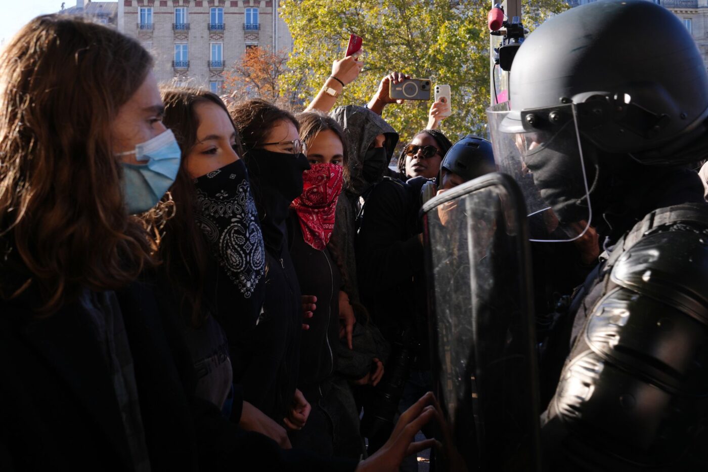 Schüler stehen der Polizei gegenüber - Schüler protestieren in Frankreich gegen Unterfinanzierung der Schulen