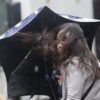 Eine Frau kämpft gegen die vom Taifun Champi verursachten Windböen in Taipeh.