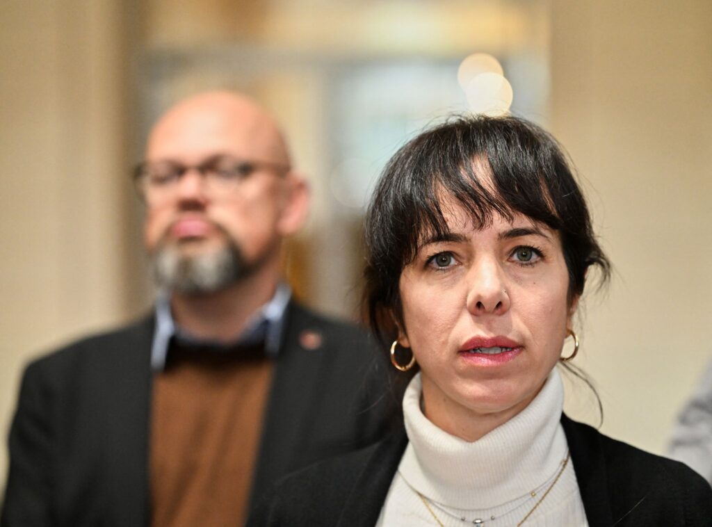 Die Linke-Co-Fraktionsvorsitzende Elif Eralp will in Berlin Regierende Bürgermeisterin werden, im Hintergrund steht der zweite Fraktionsvorsitzende Tobias Schulze.