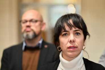 Die Linke-Co-Fraktionsvorsitzende Elif Eralp will in Berlin Regierende Bürgermeisterin werden, im Hintergrund steht der zweite Fraktionsvorsitzende Tobias Schulze.