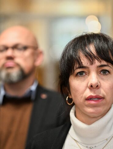 Die Linke-Co-Fraktionsvorsitzende Elif Eralp will in Berlin Regierende Bürgermeisterin werden, im Hintergrund steht der zweite Fraktionsvorsitzende Tobias Schulze.