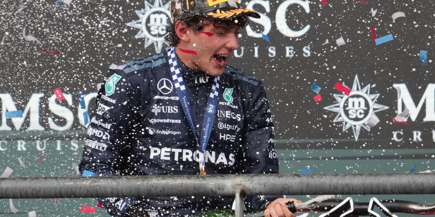 Der italienische Mercedes-Fahrer Andrea Kimi Antonelli feiert seinen Sieg beim Großen Preis der USA.