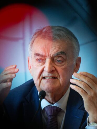 NRW-Innenminister Herbert Reul (CDU) liegt nach einem Sturz im Krankenhaus (Archivbild)