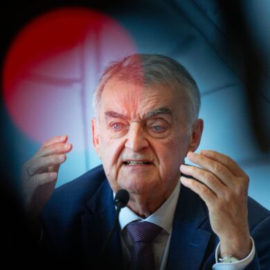 NRW-Innenminister Herbert Reul (CDU) liegt nach einem Sturz im Krankenhaus (Archivbild)