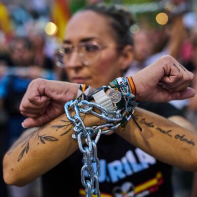 Menschen protestieren in der spanischen Exklave Ceuta gegen den Umgang der spanischen Regierung mit der Grenzkrise.