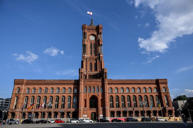 Linke, Grüne und SPD wollen in Berlin weiter darüber sondieren, ob sie eine Regierungskoalition hinbekommen - mit der Linke-Politikerin Elif Eralp als Chefin im Roten Rathaus. (Symbolbild)