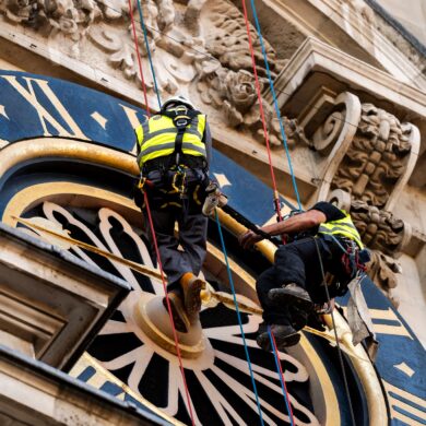 James Preston von JP Conservation und Sam Wilson, stellvertretender Bauleiter der Westminster Abbey, bei einer Begutachtung der Westtürme der Westminster Abbey im Zentrum von London.