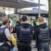 Mitten in der belebten Essener Innenstadt haben maskierte Männer einen Häftling befreit, der in eine Arztpraxis gebracht werden sollte.