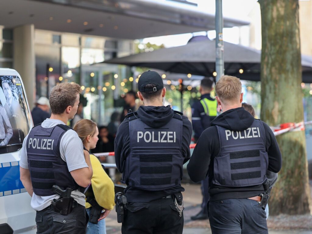Mitten in der belebten Essener Innenstadt haben maskierte Männer einen Häftling befreit, der in eine Arztpraxis gebracht werden sollte.